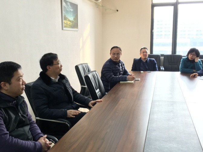 图3公海7108线路姜斌院长和电气工程党支部党员们进行讨论和交流_副本.jpg
